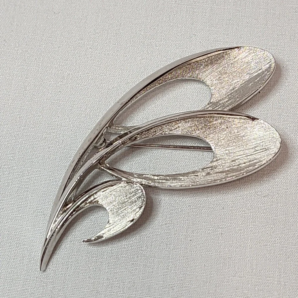 Vintage Crown Trifari Brushed Silver Tone Abstract Leaf Wing Brooch Pin Textured